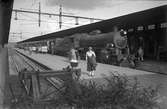 BJ H3s med persontåg inne på Göteborg station. Nydqvist & Holm AB tillverkade mellan 1925-1929 fyra ånglok av den här typen för Bergslagernas Järnvägar. Dess fick efter förstatligandet 1948 littera SJ A8.