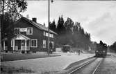 Stationen i Gustavsfors. På spåret, Bergslagernas Järnvägar, BJ Y3 93.