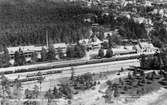 Flygfoto över järnvägsstationen och turisthotellen i Rättvik.