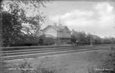 Hällnäs station. Stationshuset är av typen Hällnäsmodellen och är ritat av den dåvarande chefsarkitekten vid Statens Järnvägars arkitektkontor, Adolf Wilhelm Edelsvärd.