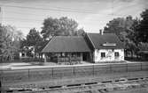 Sjöholmen station, med öppen sommarväntsal.