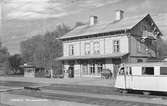 Vindeln station.
På spåret syns en motorvagn tillhörande Statens Järnvägar, SJ Yo1.