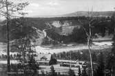 Ådalsliden station. Bakom stationen syns Nämforsen, Ångermanälven.