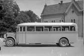 Scania buss för Nilsson, Berg. Stadshuset i bakgrunden. Karossen tillverkad av Aktiebolaget Svenska Järnvägsverkstäderna, ASJ. Leveransfoto.