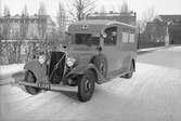 Volvo-ambulans, Grauers Stockholm. Karossen tillverkad av Aktiebolaget Svenska Järnvägsverkstäderna, ASJ. Leveransfoto. ASJ gjorde totalt elva karosser till ambulanser under åren 1941 och 1942.