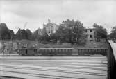 Godsvagn samt 3:e klass personvagnar från Växjö - Tingsryds Järnväg, VTJ. I bakgrunden Smålands Museum med tillbyggnad invigd 1930.