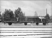 Gävle - Dala Järnväg, GDJ NNsl 3932, BJ Km 1960. Vid transport av långa balkar använde man ofta två svängelvagnar.