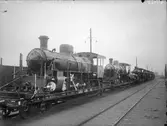 Nydqvist & Holm, NOHAB-lok för leverans till Argentina.  Lastade på godsvagnar tillhörande Statens Järnvägar, däribland SJ Sb 22983.