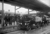 Två av Göteborgs Handels- och Sjöfartstidningens motordressiner som användes för tidningsdistribution. Här inne på Göteborgs station.