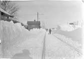 Stationen. Snöskottare på spåret.