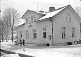 Stationen. Brevlåda på stationshuset.