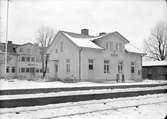 Stationen med Gästis i bakgrunden.