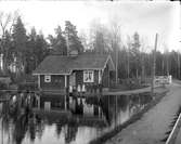 Banvakten med familj, 7 barn, uppställda för fotografen utanför banvaktstugan.