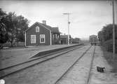 Stationen. 
Hållplats anlagd 1889. Envånings stationshus i trä 
T semafor