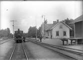 HKJ lok 2 på stationen, (Hästveda - Karpalund Järnväg)
Station anlagd 1897. Envånings putsat stationshus byggt i vinkel. Bostadslägenheten renoverades 1947
T semafor