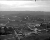 Station öppnad 27.9.1894. Stationshus med två våningar i trä. Nedlagd 31.10.1959. Stationshuset kvar 1988, men kraftigt ombyggt. När VbÄJ ,(Varberg - Ätran Järnväg) anslöt 1911 uppfördes ett järnvägshotell .Station anlagd 1896. En- och en halvvånings stationshus i trä.