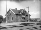 T semafor
En- och enhalvvånings stationshus i trä, stationen öppnad 25.11.1899. Lokstall i tegel för två spår. Bevakningen upphörde 31 maj 1959 och stationen var därefter hållplats fram till nedläggningen 1961. Stationshuset kvar 1988 som sommarbostad .Trafikplats anlagd 1900. 1945-47 renoverades hela undre våningen
