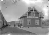 Trafikplats anlagd 1899. Stationshus i en och en halv våning i trä. 1937 företogs en utbyggnad för att skaffa plats för Pressbyråns kiosk och en bostadslägenhet.