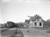 Trafikplats anlagd 1900. Stationshuset brann 1914 och stationen flyttades i samband därmed till dåvarande järnvägsrestaurangens lokaler. I nuvarande skick har stationen varit sedan 1922. En och en halv våning i trä. 1938 omändrades 2 kl väntsal till bostadslägenhet