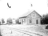 Hållplats anlagd 1889. Stationshus i en våning i tegel. Moderniserad 1940.