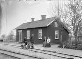 Hållplats anlagd 1895. Envånings stationshus i trä