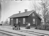 Hållplats anlagd 1895. Envånings stationshus i trä