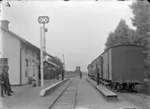 Skivsignalen
Station anlagd 1877. Stationshuset (en och en halv våning i trä) tillbyggt 1943 och samtidigt moderniserades bostadslägenheten . Öppnad 1877. Järpås samhälles tre första hus var stationshuset, godsmagasinet och banvaktstugan