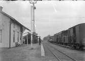 HLJ-tåg på stationen, (Lidköping - Håkantorp Järnväg)
Skivsignal
Trafikplats anlagd 1877. En- och enhalvvånings stationshus i trä .Anlagd 1877