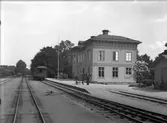 Stationen anlades 1884. Stationshuset (två våningar i putsat tegel) har sedan ombyggts i flera etapper. 1935 tillbyggdes väntsalen med lokaler för Pressbyråns servering och kiosk. 1942 renoverades huset i sin helhet, taket byggdes om och en flygel med lokaler för busstation, bagagerum mm uppfördes. Stationshusets exteriör moderniserades och fick en tidsenlig utformning