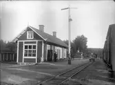 T semafor
Stationen anlades 1874 och ombygdes 1923, varvid expitionslokalerna och bostadslägenheten moderniserades. Bostadslägenheten har fyra rum och kök. Stationshus i en våning i trä