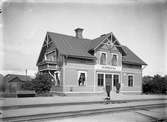 Stationen anlades 1876. Stationshuset flyttades 1904 till nuvarande plats, och samtidigt utbyggdes bangården. Stationshus i två våningar i trä
