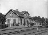 Stationen anlades 1897 och moderniserades 1923 och 1939. 1942 infördes elektriska ljussignaler och vidare tillbyggdes ett spår. En och enhalvvånings byggnad i trä