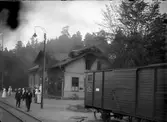 Station anlagd 1878. Efter Gamlebybranden 1920 ombyggdes stationshusets övre våning. Nu en- och enhalvvånings, putsat. Pressbyrån har kiosk intill stationshuset. Stationshuset eldhärjat 1920.