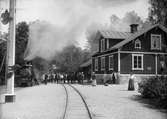 Valåsen station. Bredsjö - Degerfors Järnväg, BDJ lok 7 med tåg.