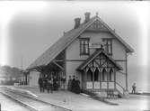 Meråker station på Meråkerbanen. Stationen öppnade 17/10 1881 som Meraker. Nuvarande namn från 1/6 1919.
Obemannad sen 2/1 1987. 81 km från Trondheim