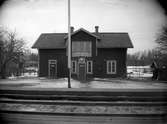 Mindre trähus, samma som i Skultorp. Stationen uppfördes 1875. Nytt stationshus byggdes 1908. Samma år ombyggdes stationsmästar bostaden Öppnad 27.12.1878