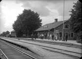 Litet stationshus i trä, byggt 1871. Påbyggt med en våning 1910.Stationen öppnad 11.11.1871, hållplats fr o m 31.5.1964, Stationshuset var i trä och hade en våning. Det låg väster om banan och påbyggdes med en våning 1910. Det revs i september 1988. Stationen anlades 1868.