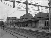 Första stationshuset av trä, Gnestatypen, tillbyggdes några gånger, men blev för trångt .Det flyttades då till Skebokvarn. Istället byggdes ett större envånings stenhus 1892. Mittpartiet medgav en hög och prydlig vestibul, och allt inrättades så tidsenligt som möjligt. Det breda skärmtaket är av järn och glas.Stationshuset har moderniserats 1924 o 1936.