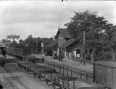 Stationshus av Habomodellen.Stationen anlades 1864. Stationshuset tillbyggdes 1944 med lokaler för poströrelsen. Pressbyråkiosk