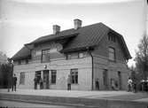 Trafikplats anordnad 1903. Stationshus i två våningar i sten. Expeditionslokalerna moderniserades 1948 och samtidigt ombyggdes plattformarna.