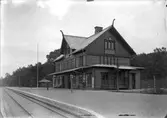 Första stationshuset flyttat till Olskroken och 1862 till Herrljunga  Andra stationen revs 1890 efter 35 år p g a sättning, . Tredje stationen ett trähus av Vännästypen. 
Jonsereds station anlades 1856. Stationshuset har senare helt ombyggts.