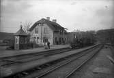 Statens Järnvägar, SJ C-lok
Stationen anlagd 1907. Stationshus i två våningar i sten. Expedition och väntsal renoverad 1937.