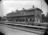 Det första stationshuset byggt som Partilleds första stationshus. Huset rivet 1873. Andra stationshuset ,1873, ett större tvåvånings stenhus. Tillbyggdes 1891