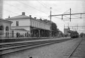 Stationen öppnades för allmän trafik 13 december 1873. Stationshuset har sedan moderniserats i olika omgångar. Kiosk. Stationen kallas 