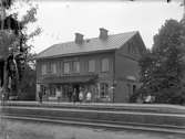 Stationen invigdes 1876. Tvåvånings stationsbyggnad