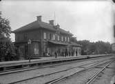 Tvåvånings stationhus i sten av Boxholmsmodellen. Kommer att byggas ut, i trä.  Nytt stationshus i trä 1925, Stationen öppnades för trafik 1872. 1924 ombyggdes stationshuset fullständigt och fick sitt nuvarande utseende. 1916 skildes poststationen från järnvägen. ställverket ombyggt 1934.  Personplattformen utrustades med tak 1936.