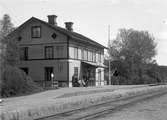 Station anlagd 1879. Stationshuset, tvåvånings i trä, moderniserades 1944