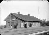 Blev station 1874. Stationshuset är ett enkelt, mindre trähus, modellhus för Grimstorp. Stationen öppnad 4.10.1875