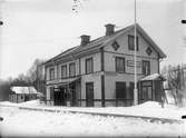 Tvåvånings trähus av Hällnäsmodellen. Station anlagd 1878