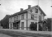 Tvåvånings trähus av Hällnäsmodellen. Station anlagd 1878